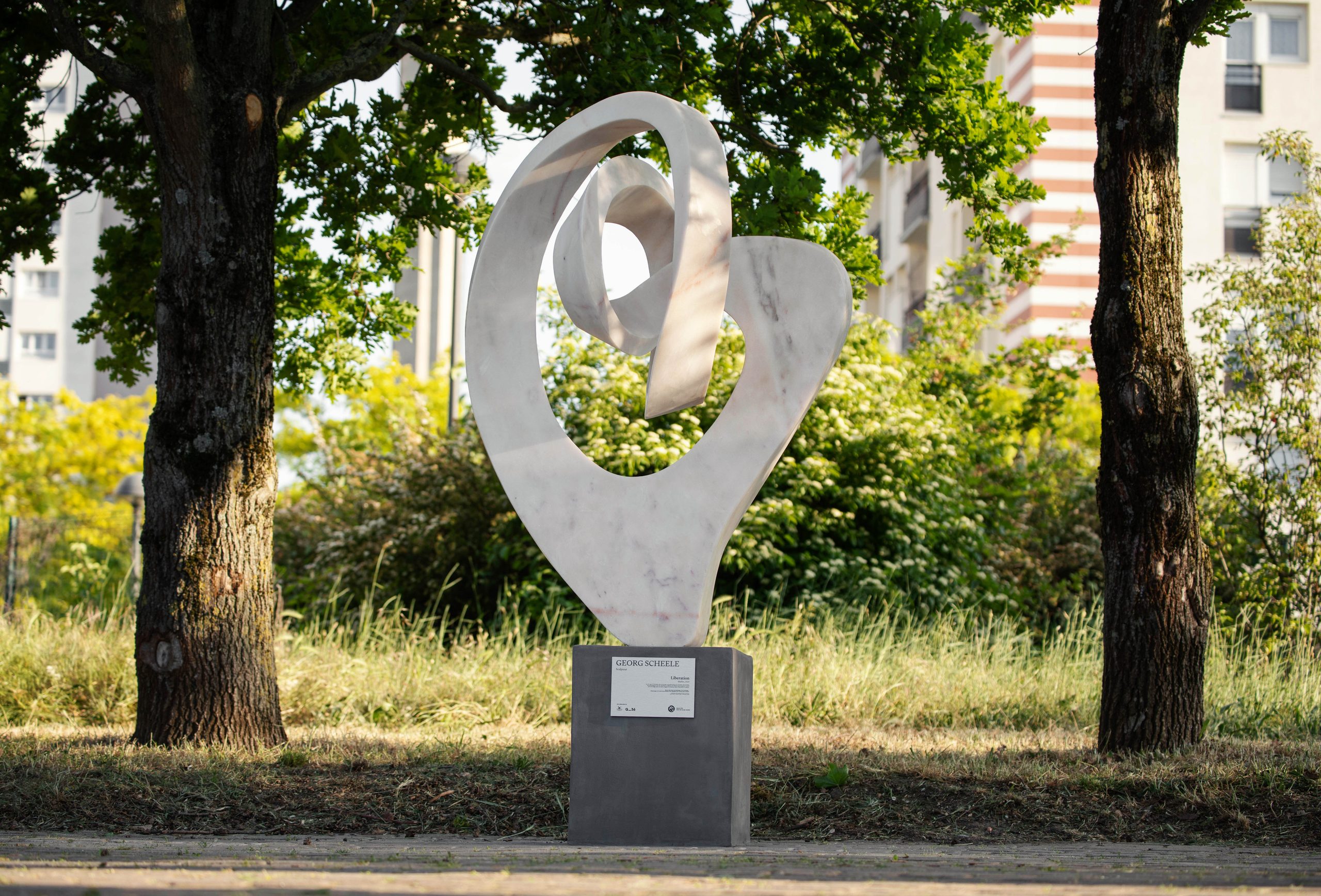 A Monument to Freedom – Paris Metropolitan Region, 2025
Inaugurated in Villeneuve-la-Garenne on 10 May 2025, Georg Scheele’s permanent public sculpture commemorates the abolition of slavery and the universal struggle for freedom. Its intertwined forms connect past, present and future, creating a place of remembrance, reflection and hope.